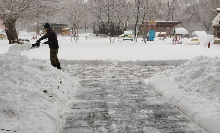 Бусаргин поручил усилить контроль за уборкой снега в саратовских дворах